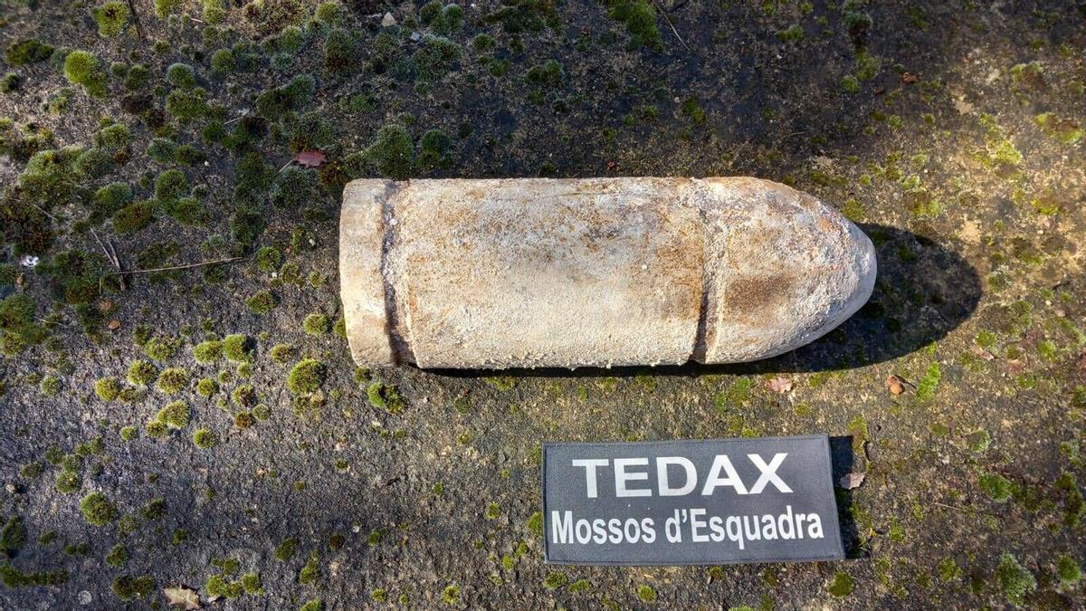 Les imatges del projectil de la Guerra Civil que han trobat durant l'enderroc de l'edifici de Tomàs Mieres