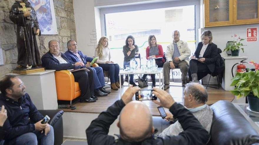 Antonio Rañón, Alfonso Araujo, Susana García, Llarina González, Yolanda Alonso, Agustín Sánchez y Esther Llamazares, ayer, en la mesa redonda que organizó la Fratenidad de Francisco.