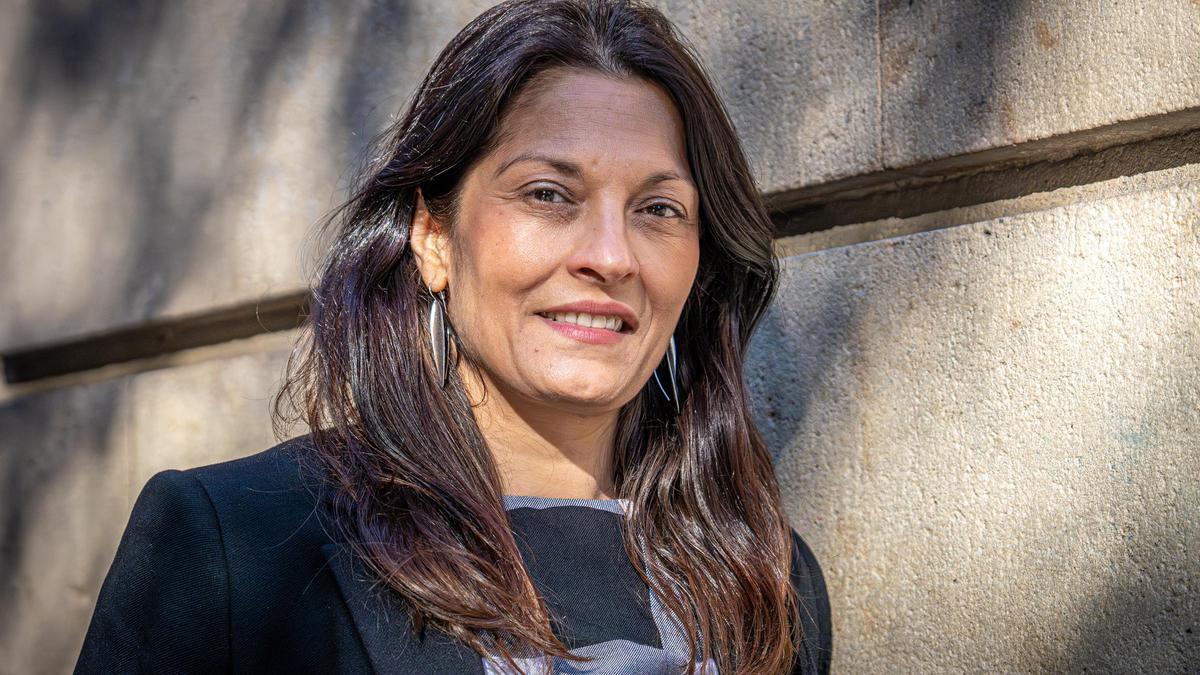 La escritora Corina Oproae, autora de 'Cómo enterrar al padre en un poema'.