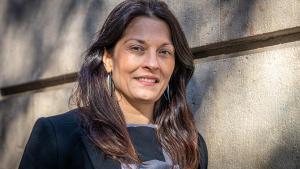 La escritora Corina Oproae, autora de Cómo enterrar al padre en un poema.