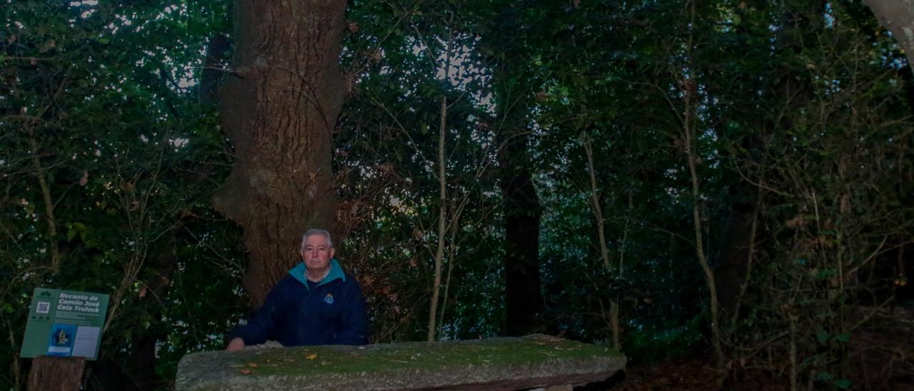 Pedro Piñeiro, ayer, en la zona del jardín de Quinteiro da Cruz en la que Camilo José Cela escribió fragmentos de &quot;Madera de boj&quot;