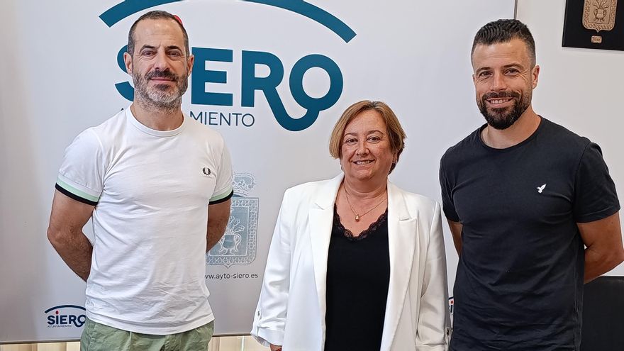 Por la izquierda, Ángel García, Ana Nosti y Luis Rodríguez, este martes en el Ayuntamiento de Siero.