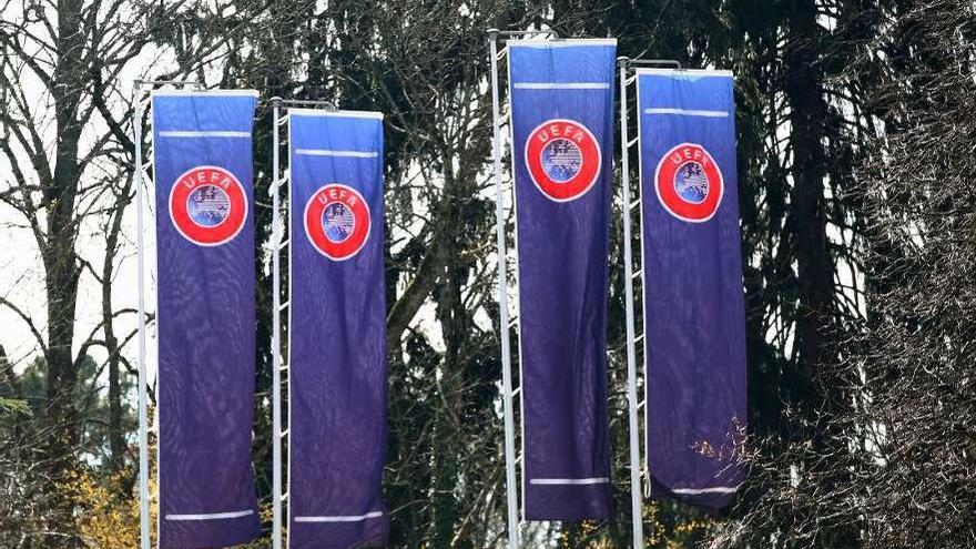 Banderas de la UEFA, en su sede de Nyon. // Denis Balibouse