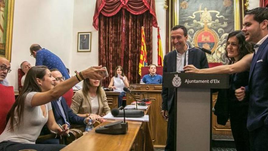 Los concejales de Compromís y PSOE en el salón de plenos del Ayuntamiento, junto a David Caballero y Eva Crisol, de Cs.