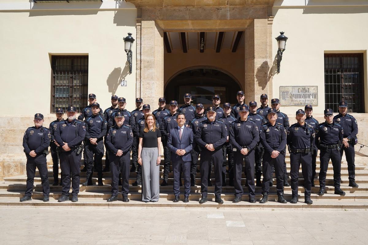 Sagredo y la teniente alcalde de Interior, Nuria Campos junto a las nuevas incorporaciones de agentes.