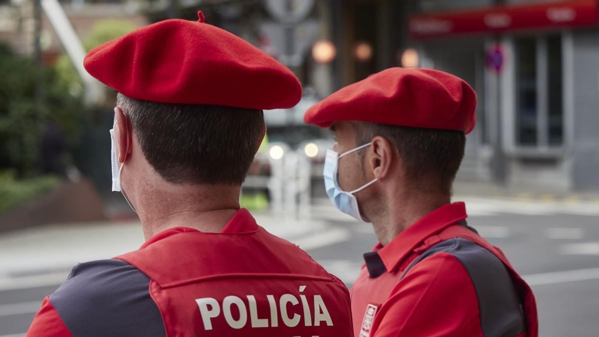 Agentes de la Policía Foral vigilan la entrada al Parlamento de Navarra donde se está celebrando una sesión plenaria, en Pamplona, Navarra (España) a 4 de junio de 2020.04 JUNIO 2020 POLÍTICA;MEDIDAS POLÍTICAS;PLENO;PARLAMENTO REGIONAL;CORTES DE NAVARRAEduardo Sanz / Europa Press04/06/2020