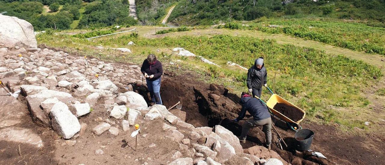 Arqueólogas trabajando en la excavación del año pasado en el castro de Chandebrito.  // Marta G. Brea