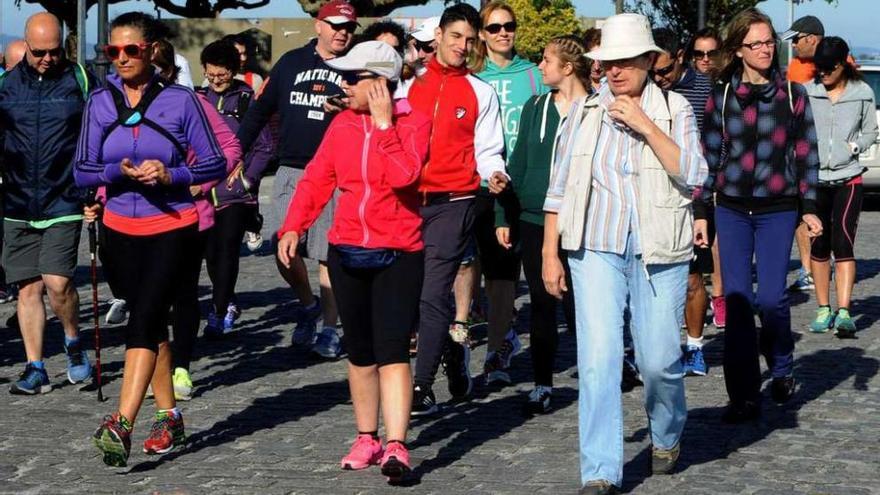 Asistentes a la ruta vilagarciana incluida en el programa Goza do Ulla. // Iñaki Abella