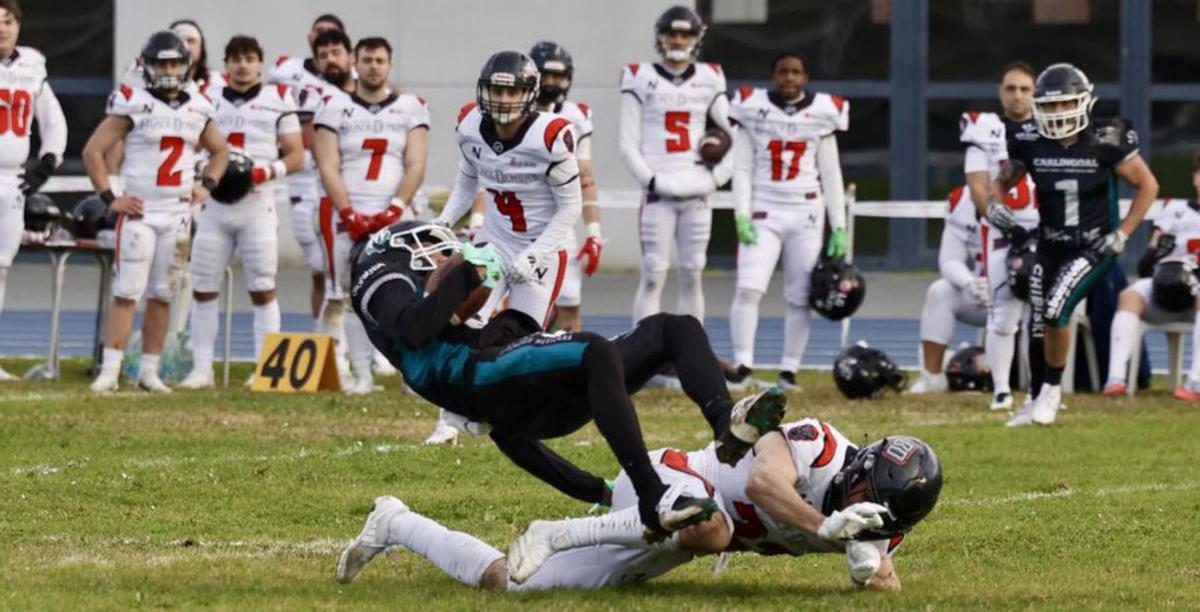 Una jugada del partido Mariners-Black Demons en Las Mestas. | MARCOS LEÓN