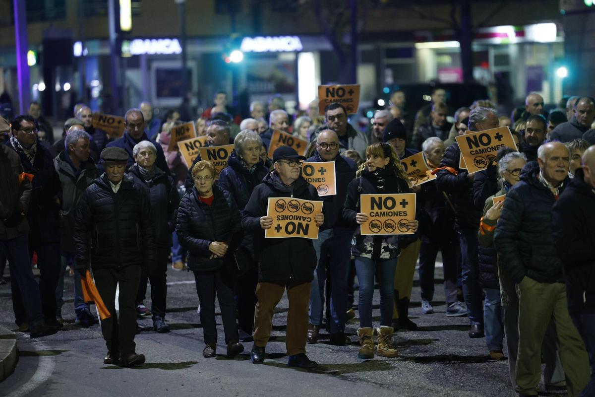 La última manifestación del 2025 contra el tráfico pesado por Príncipe de Asturias, en imágenes