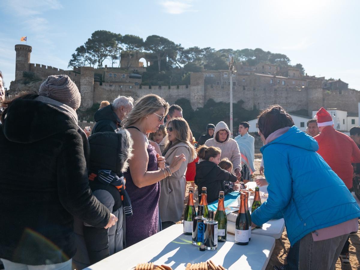 Les imatges del primer bany de l'any a Tossa de Mar