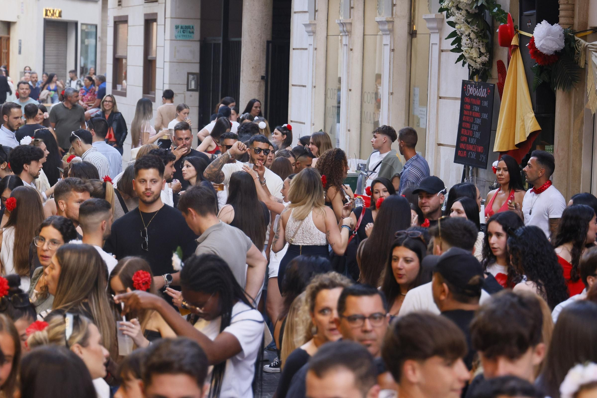 Ambiente durante el viernes por la tarde en las Cruces de Mayo de Cartagena