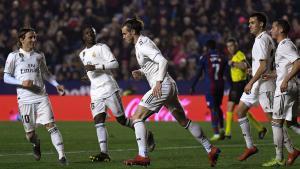 Gareth Bale (c) huyendo de sus compañeros en la celebración de su gol ante el Levante.