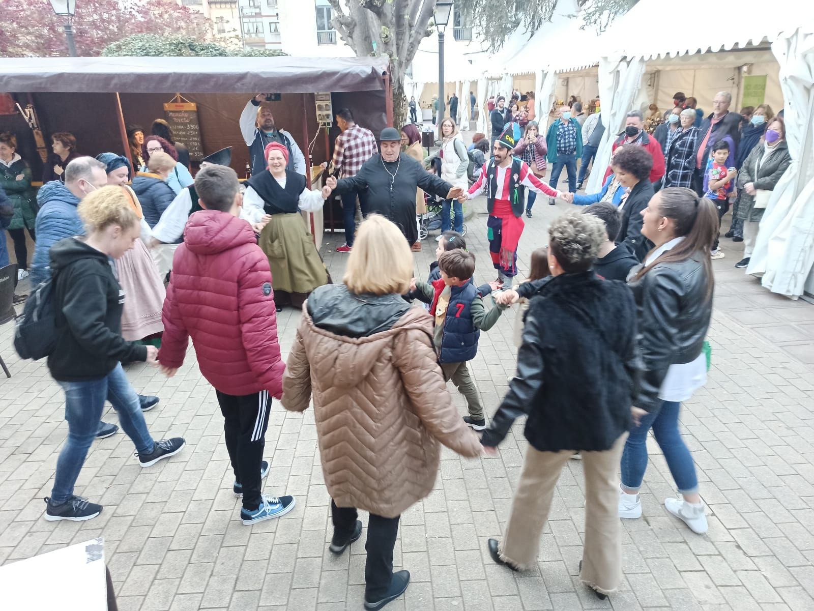 La Pola vuelve a cogerse de la mano: así se bailó la danza prima