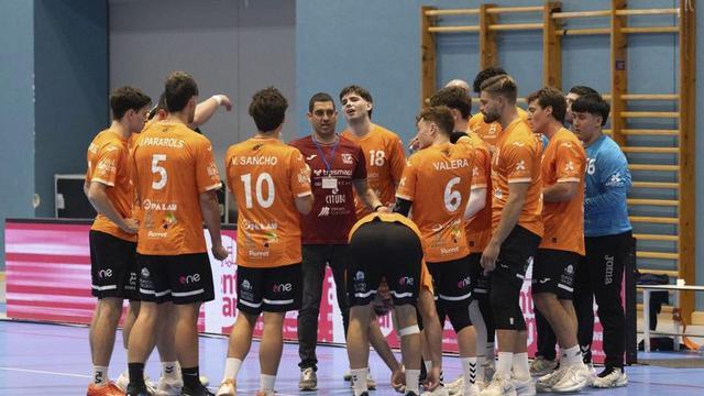 Los jugadores del Trasmapi escuchan a Geno Tilves durante un tiempo muerto. | | VICENT MARÍ