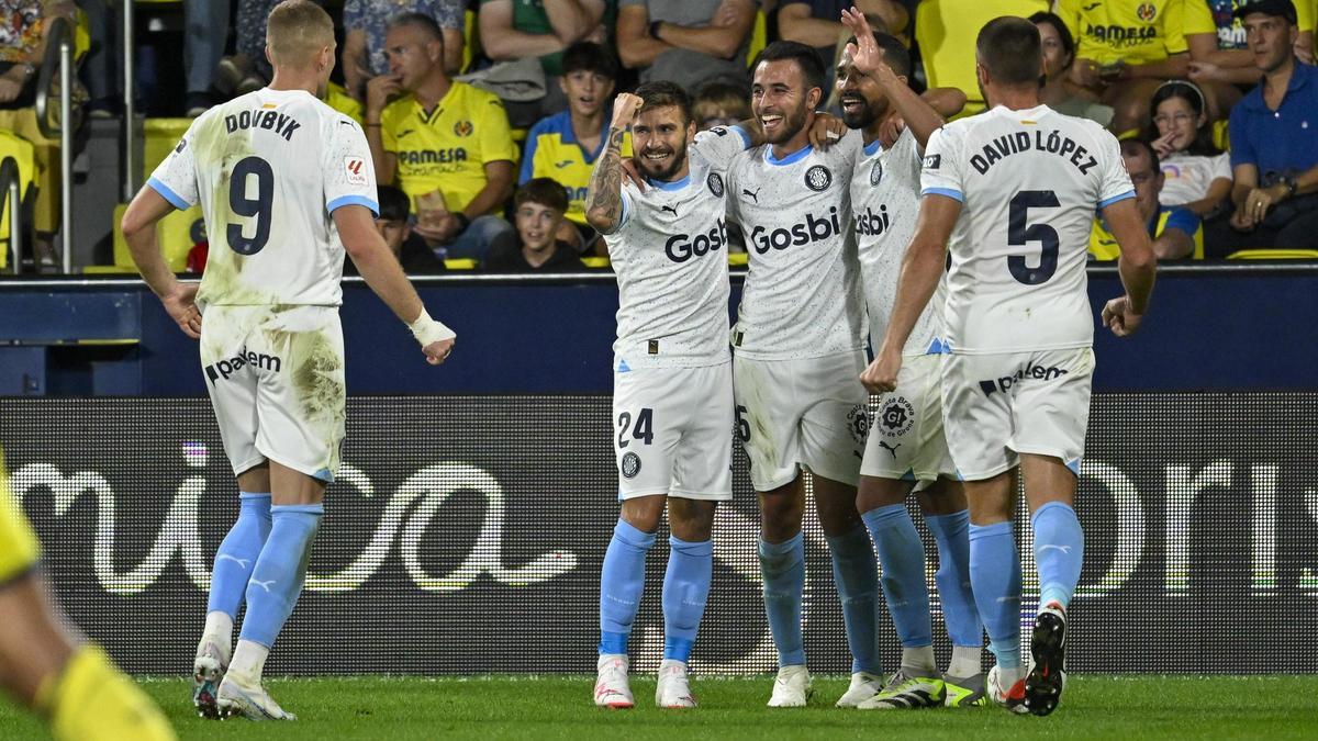 Los jugadores del Girona celebran el 1-2 marcado por Eric García al Villarreal, que le dio el liderato en la Liga.