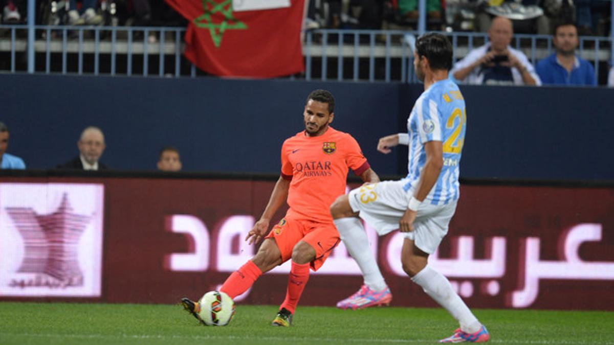 Douglas con el balón, durante el partido contra el Málaga.