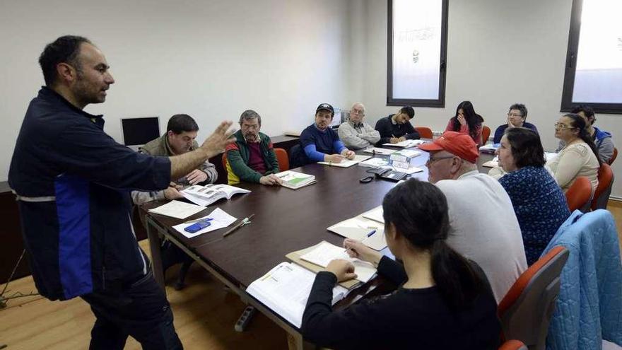 El curso tuvo lugar en la sede de Unións Agrarias en Lalín. // Bernabé/Javier Lalín