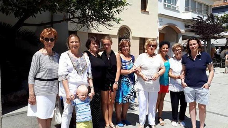 Trobada d&#039;Annes i Joaquimes              a la plaça de l&#039;Església