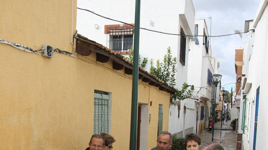 Vecinos y dirigentes vecinales de Pedregalejo en la calle Menita, delante de la casa cuyo dueño ha tapiado la puerta por los actos vandálicos.