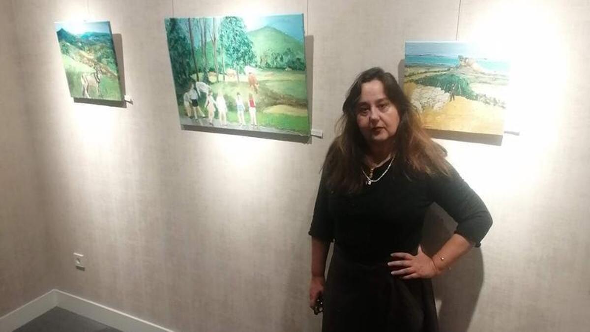 Inagen de archivo de la pintora Silvia G. armesto con varias de sus obras