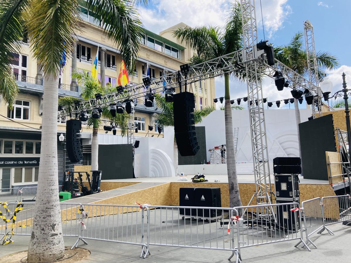 Estado que presenta el escenario de la plaza de La Candelaria para las galas y actos de las Fiestas de Mayo.