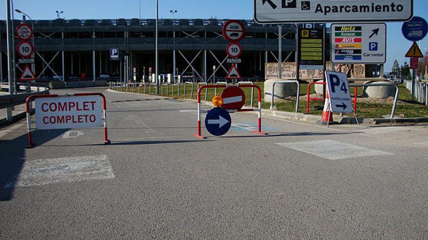 L&#039;aparcament davant l&#039;aeroport, en una imatge d&#039;arxiu.