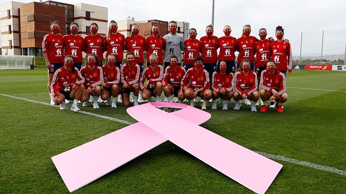 España entrenará con balones rosas para apoyar la lucha contra cáncer de mama