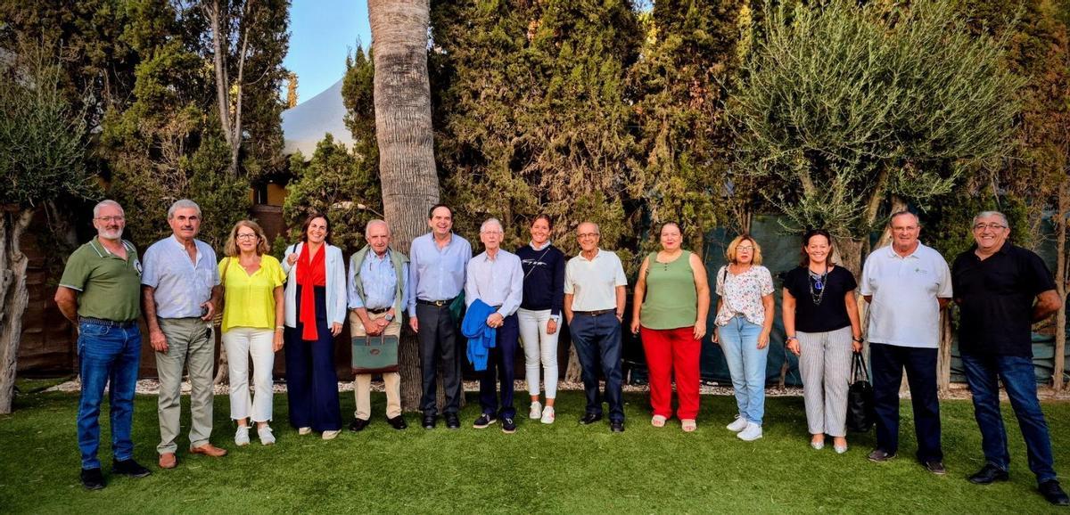 Representantes de los 11 colectivos de Marea Este, con el presidente Cósimo Culotta.