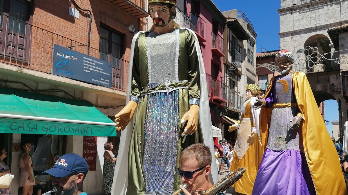 Desfile de gigantes y cabezudos por la Puerta del Mercado de Toro