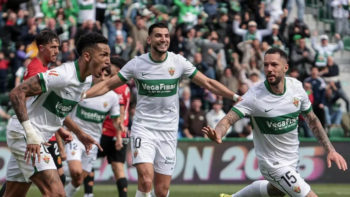 El Elche renace agarrado a la épica