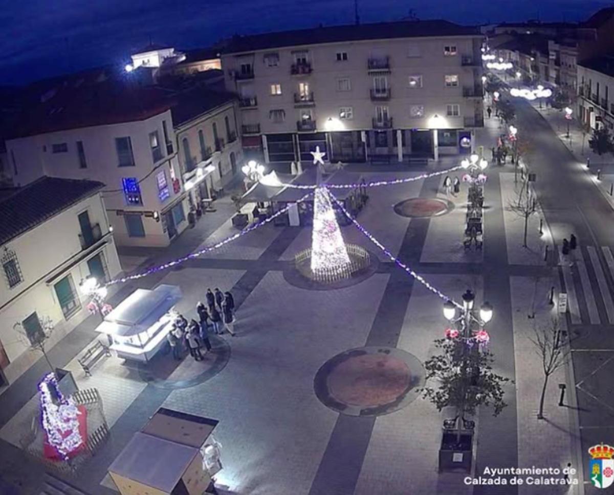 El pueblo Calzada de Calatrava iluminado en Navidad