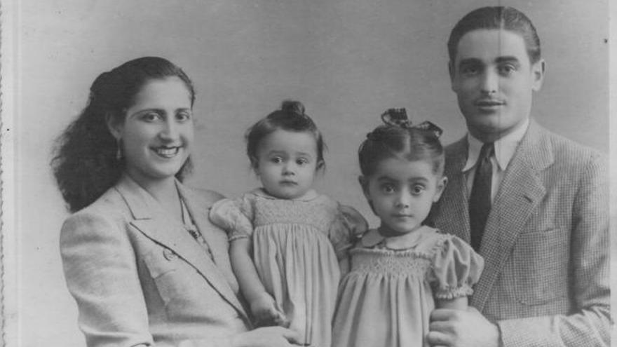 Manuel Pérez Taboada, con su mujer e hijas, en una fotografía recuperada por el programa &quot;A memoria das mulleres&quot;. // Faro