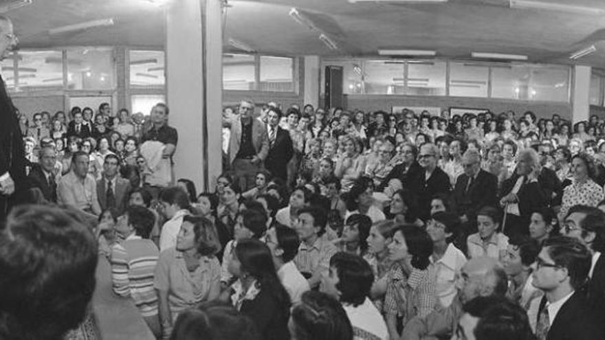 Álvaro del Portillo, durante un encuentro con miembros y simpatizantes del Opus Dei celebrado en el colegio Los Robles en 1977.