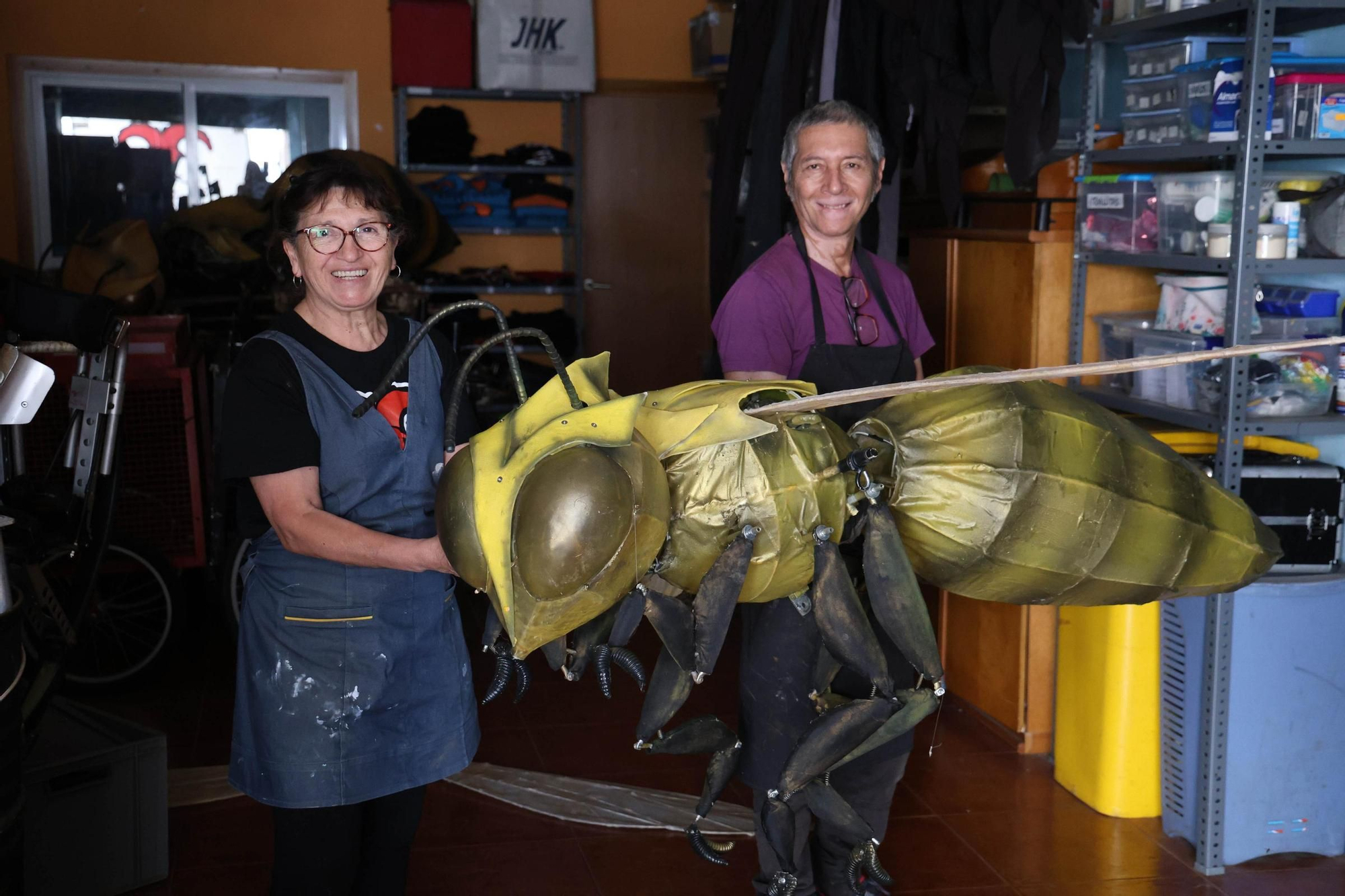 Gustavo Suasnabar y Cristina Pino en su taller de Troula.