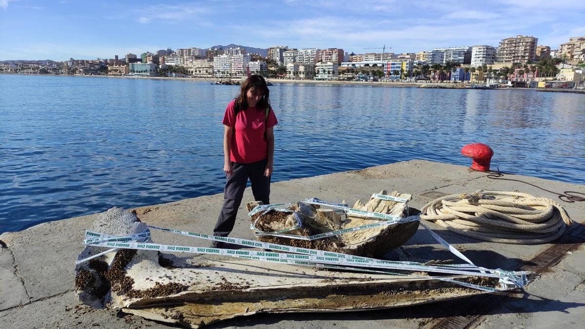 La investigadora de la UA junto a los restos oseos.