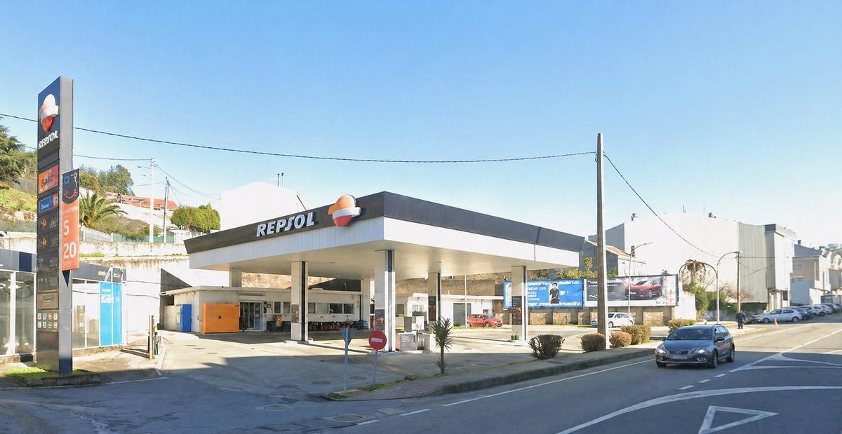 Vista de la gasolinera de Repsol en Vilarrodís, en Arteixo.