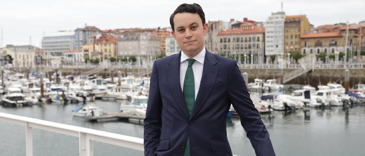 Pablo Alvargonzález Fernández, en el puerto deportivo de Gijón.