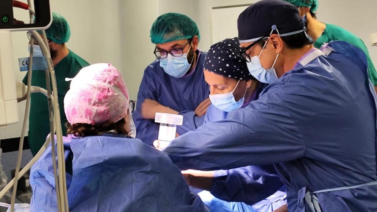 Los cirujanos durante la intervención del primer tratamiento de radioterapia intraoperativa en el Clínico.