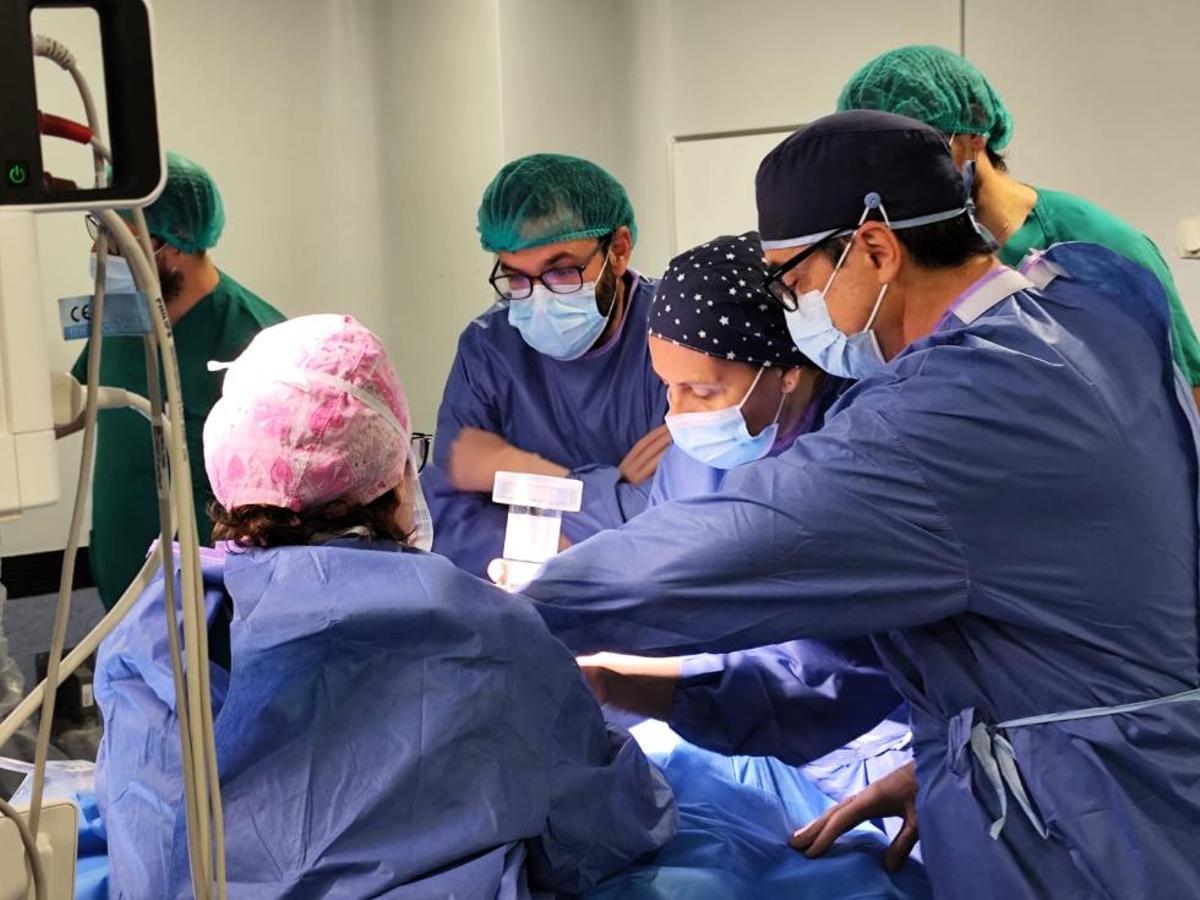 Los cirujanos durante la intervención del primer tratamiento de radioterapia intraoperativa en el Clínico.