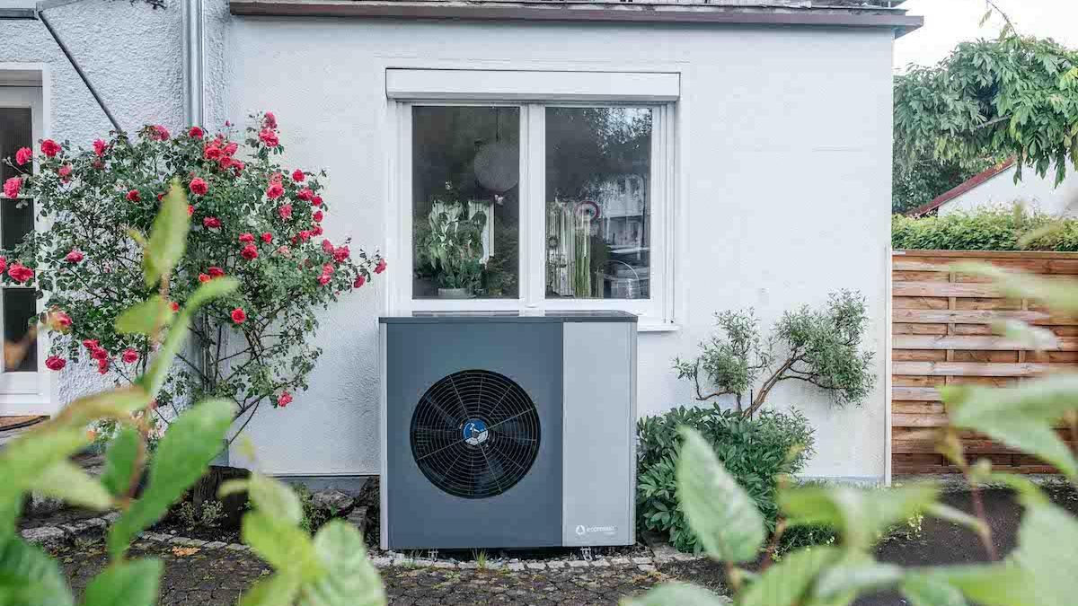 Instalación de una bomba de calor ecoAIR+ 3 -18 PRO en una casa en Alemania.