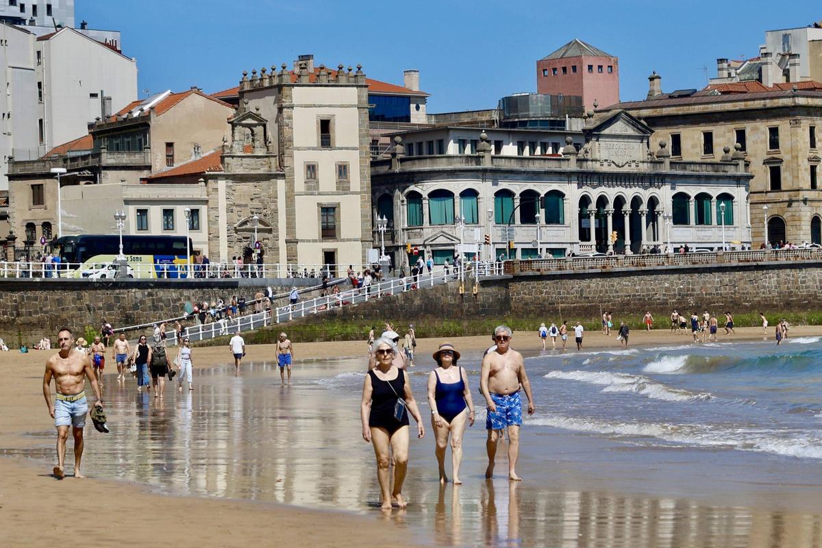 Bañistas en San Lorenzo.