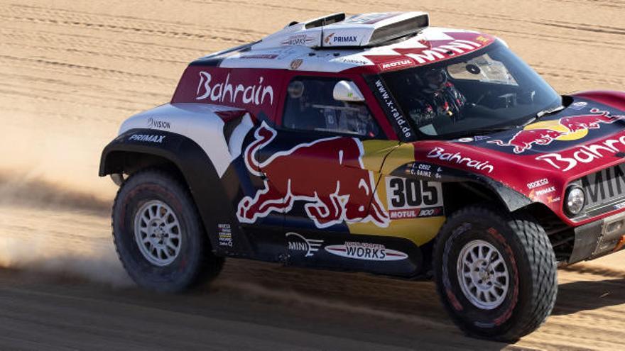 Carlos Sainz va camino de conseguir su tercer Dakar al ganar la décima etapa