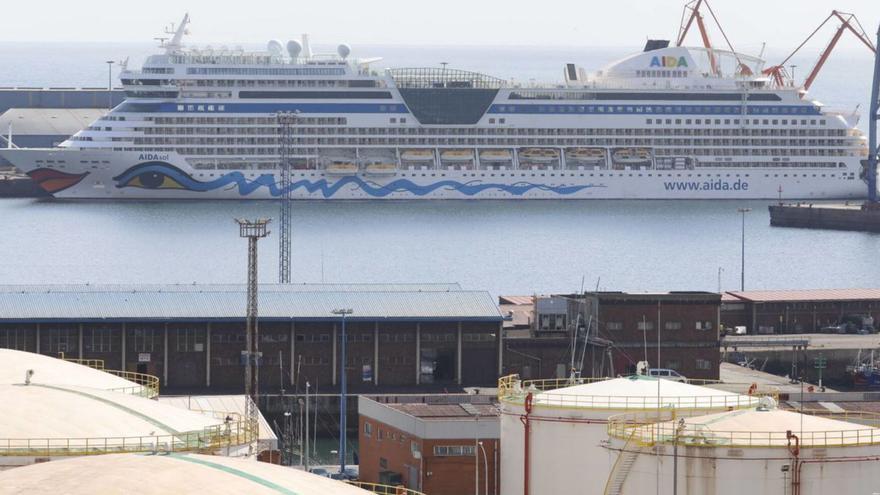 El crucero «Aida Sol» hace escala en El Musel