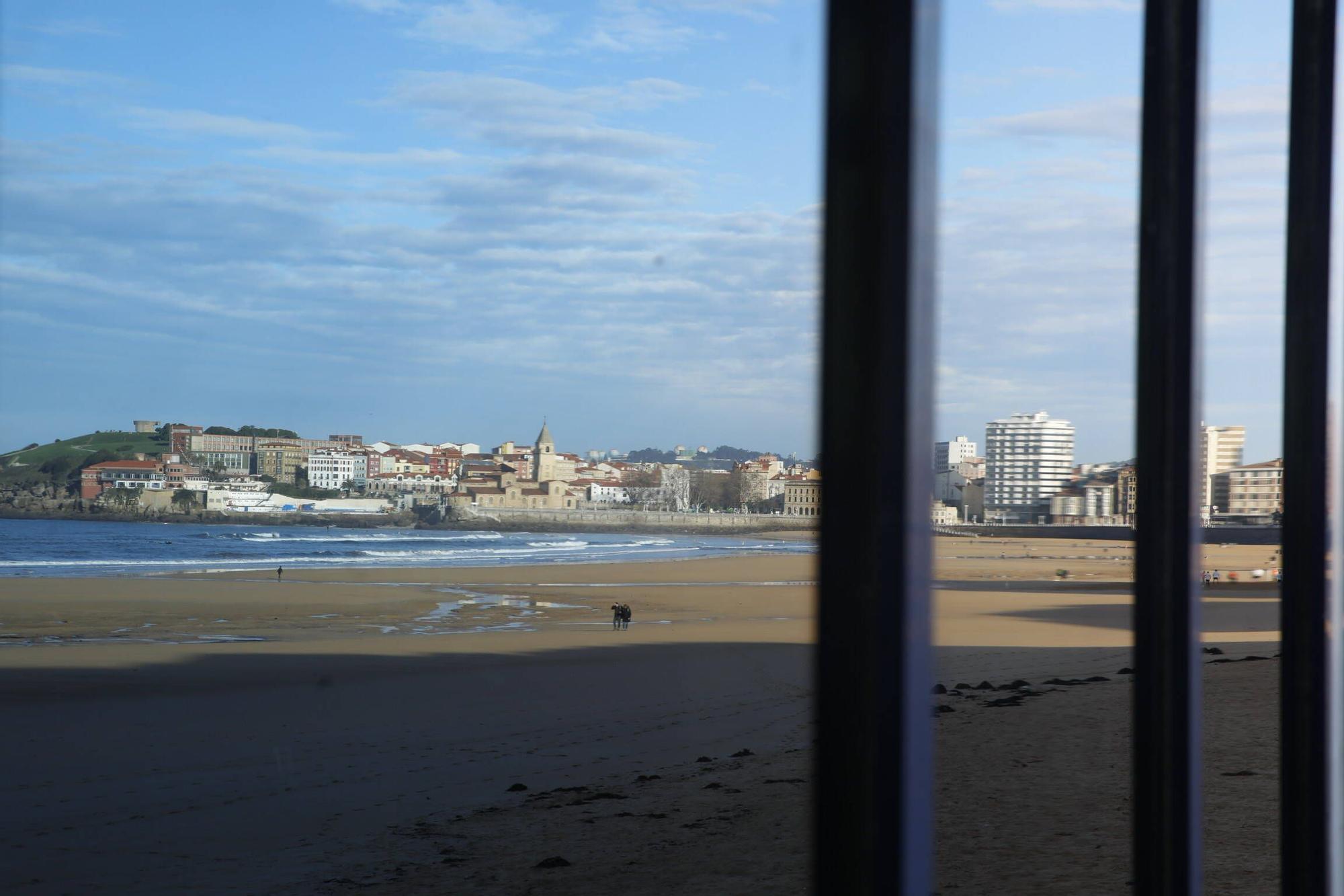 Así fue el dispositivo de limpieza y vigilancia de pellets en la playa de San Lorenzo (en imágenes)