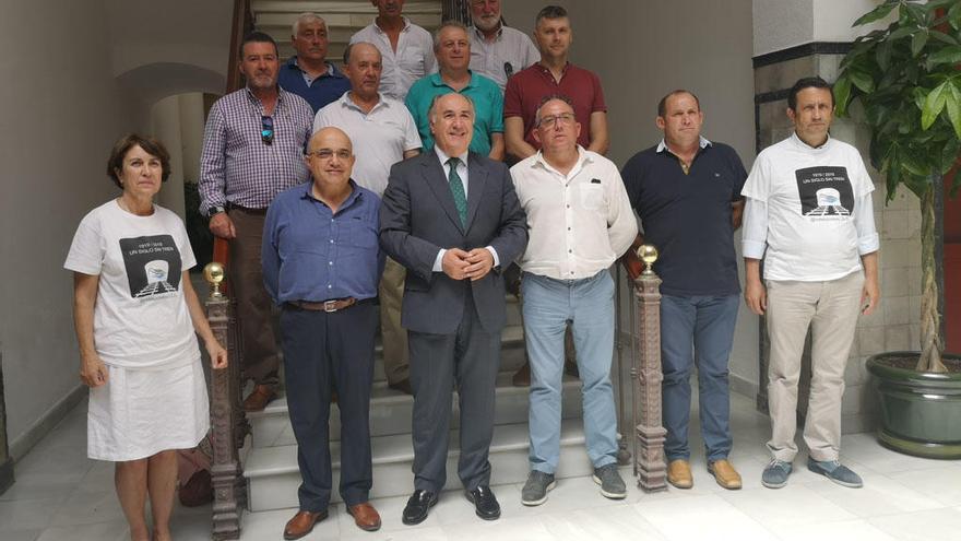 Foto de familia de los alcaldes de la Serranía de Ronda participantes en el encuentro.