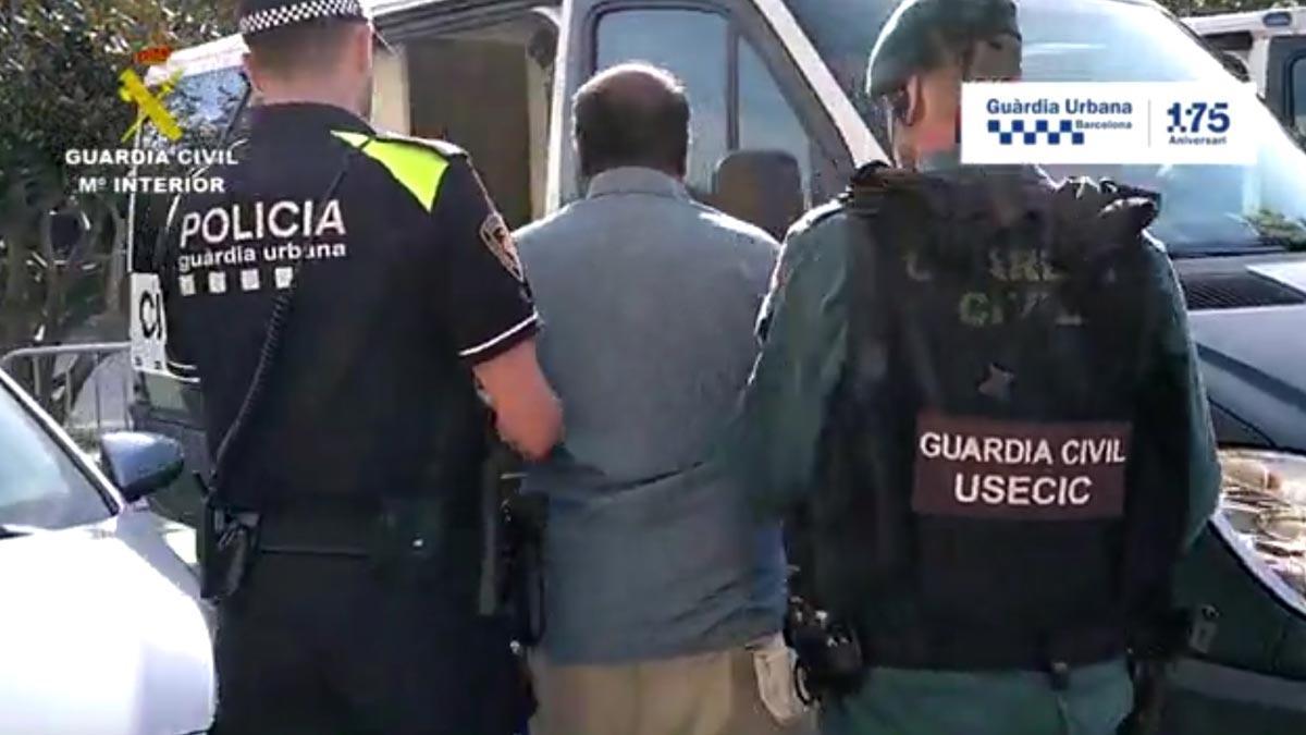 Tres detenidos por vender mojitos contaminados con bacterias fecales en las playas de Barcelona.
