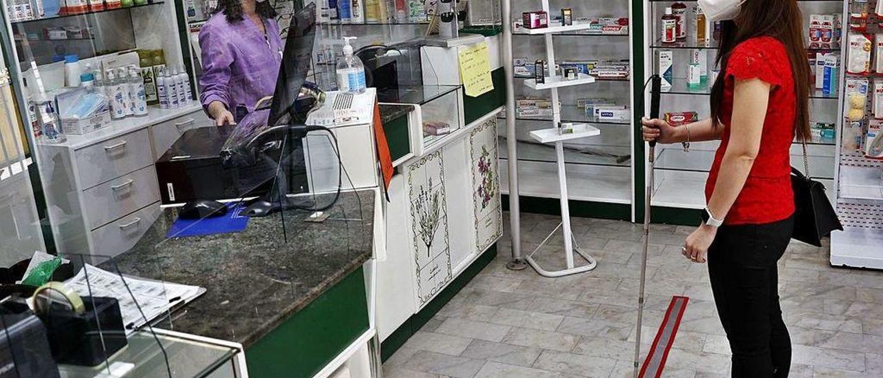 Lorena Fernández, en una farmacia de Portanet