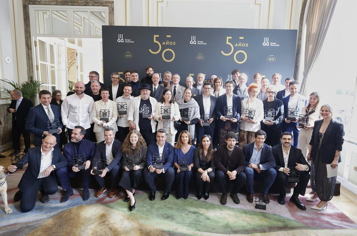 Grupo Gourmets celebra medio siglo de historia y distingue a 50 nombres esenciales de la gastronomía española.