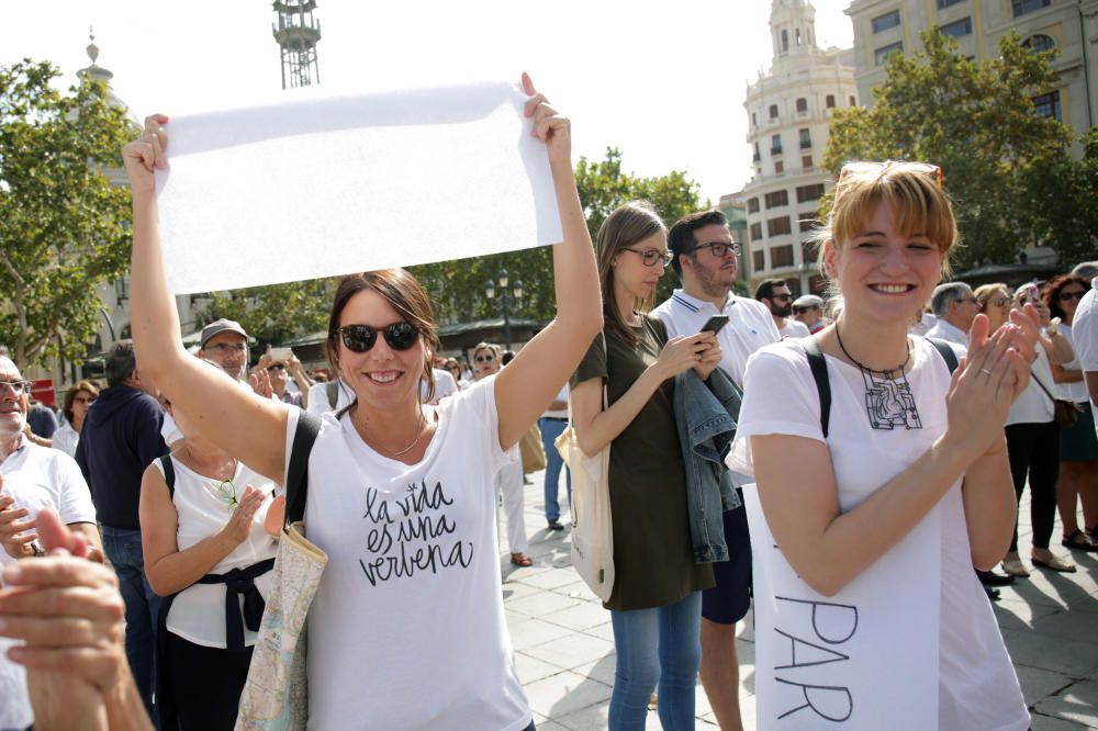 Concentración en València por el diálogo en Cataluña